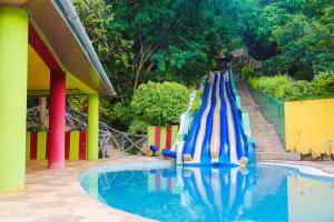 Un tobogán de agua en una piscina en un parque en Nokras Riverine Hotel & Spa en Sagana