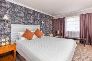 A bed or beds in a room at Mercure Tunbridge Wells Hotel