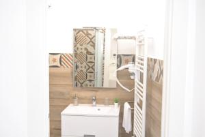 阿格里真托的住宿－LE DIMORE DI DAMAROPE'，一间带水槽和镜子的浴室