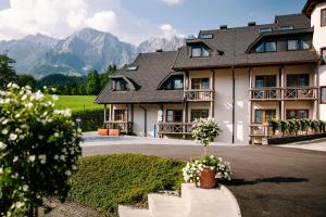 duży budynek z górami w tle w obiekcie Aldiana Club Hochkönig w mieście Mühlbach am Hochkönig