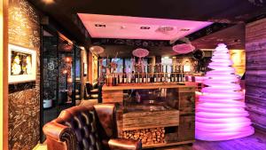 bar z stosem ooli i bar z neonem w obiekcie Alps Lodge w mieście Fiss