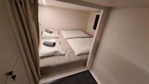 Postel nebo postele na pokoji v ubytování Cabin HOSTEL