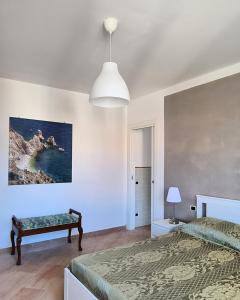 um quarto com uma cama e um quadro na parede em Sibemolle Apartment em Camerano