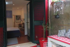 um quarto com uma porta que leva a um quarto com uma cama em Villa Miomir em Dubrovnik