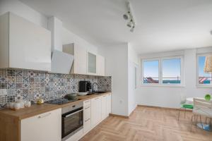 Kuchyň nebo kuchyňský kout v ubytování Blue Lagoon Beach Apartments + 35 fotografií