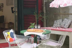 uma mesa com cadeiras e uma mesa com uma pizza em Villa Miomir em Dubrovnik
