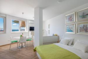 Postel nebo postele na pokoji v ubytování Blue Lagoon Beach Apartments