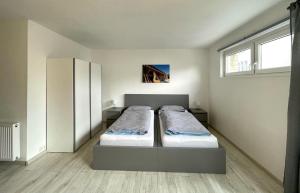 Un pat sau paturi într-o cameră la Ferienwohnung Apothekerhaus