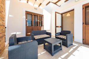 Χώρος καθιστικού στο Villa Alexandra by Ezoria Villas