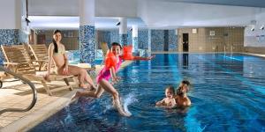 un grupo de niños jugando en una piscina en Clayton Hotel Liffey Valley, en Clondalkin 