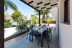 Μπαλκόνι ή βεράντα στο Villa Alexandra by Ezoria Villas