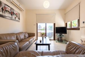 Μια τηλεόραση ή/και κέντρο ψυχαγωγίας στο Villa Alexandra by Ezoria Villas +25 φωτογραφίες