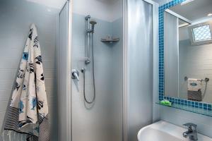 A bathroom at Hotel Mimosa Még 37 kép