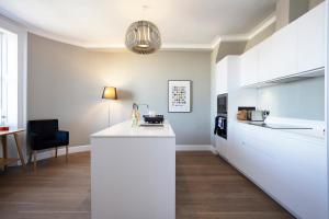 Kjøkken eller kjøkkenkrok på ALTIDO Splendid 2-BR Apartment in New Town