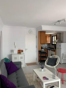 salon z kanapą i stołem w obiekcie Balcón de Estepona w mieście Estepona