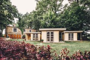 a house in the middle of a yard at Pension Alter Hafen in Zehdenick