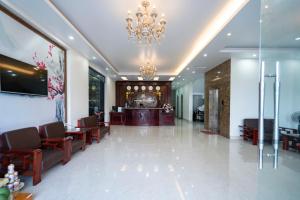 un vestíbulo de un hotel con una lámpara de araña en LUXURY II HOTEL, en Ha Long