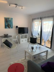 salon z kanapą i stołem w obiekcie Balcón de Estepona w mieście Estepona