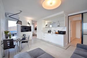 Kuchyňa alebo kuchynka v ubytovaní Apartament Perłowy SeaView by Rent like home + 5 fotografií