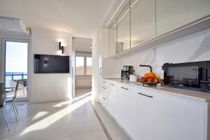 Kuchyňa alebo kuchynka v ubytovaní Apartament Perłowy SeaView by Rent like home