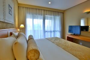 a hotel room with a bed and a television at Hotel Transamerica Berrini in São Paulo