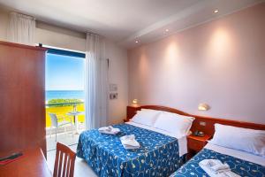 A bed or beds in a room at Hotel Mimosa