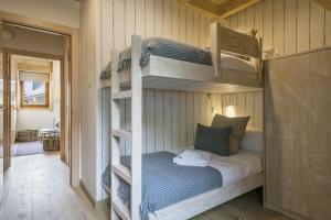a room with two bunk beds in a house at Luderna - Dúplex Serradet in Gessa