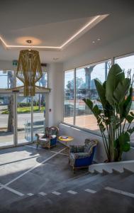 ein Wohnzimmer mit Stühlen und einer Topfpflanze in der Unterkunft One Design Hotel in Rimini