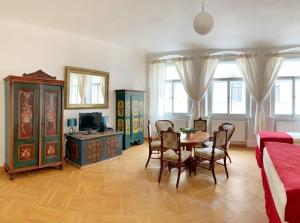 TV a/nebo společenská místnost v ubytování Small Luxury Palace Residence