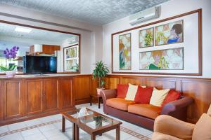 A television and/or entertainment centre at Hotel Mimosa