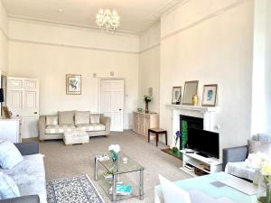 een woonkamer met een bank en een open haard bij Grosvenor Apartments in Bath - Great for Families, Groups, Couples, 80 sq m, Parking in Bath