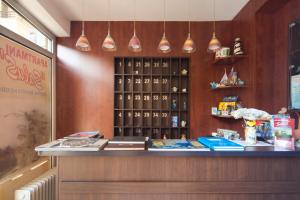 Un bar en un restaurante con un estante lleno de botellas de vino. en Apartmani Salus, en Budva