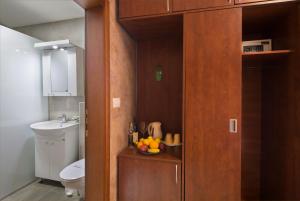 uma casa de banho com um WC e uma taça de fruta em Apartmani Salus em Budva