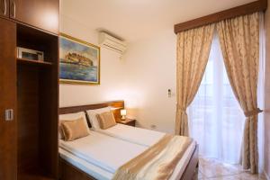 Un pat sau paturi într-o cameră la Apartmani Salus