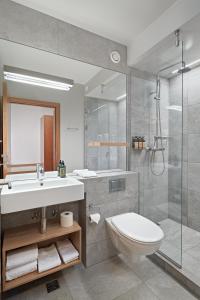 uma casa de banho com um lavatório, um WC e um chuveiro em Hérað - Berjaya Iceland Hotels em Egilsstadir