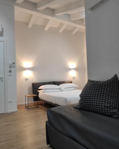 A bed or beds in a room at Borgo di Ponte Holiday Apartments & Rooms