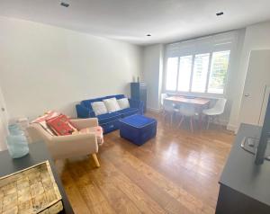 - un salon avec un canapé bleu et une table dans l'établissement The Notting Hill Gem, à Londres