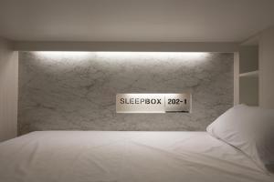 Postel nebo postele na pokoji v ubytování Sleep Box Sukhumvit 22