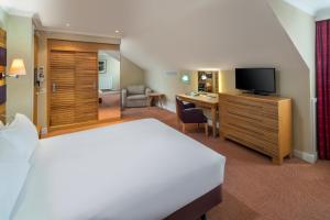 TV a/nebo společenská místnost v ubytování Crowne Plaza Chester by IHG