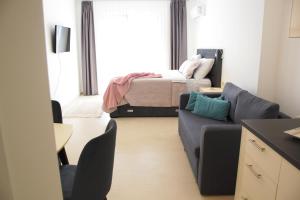 uma sala de estar com um sofá e uma cama em Apartments Petar em Budva