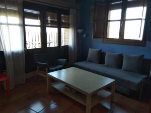 sala de estar con sofá y mesa de centro en casa sampietro 2, en Alquézar
