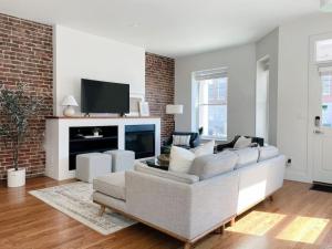 Et tv og/eller underholdning på Historic 1900s Townhome with a Modern Flair