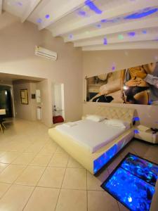 Motel Ilha de Capri tesisinde bir odada yatak veya yataklar