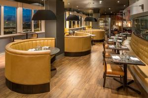 Posezení v ubytování Crowne Plaza Chester by IHG