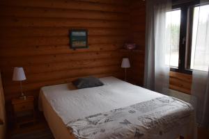 Кровать или кровати в номере Kaijansaaren Lomamökit