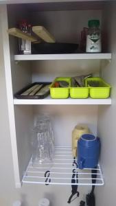 einen Kühlschrank mit Geschirr und anderen Küchenutensilien in der Unterkunft はんこＩＮＮ お城のアパート Hanko INN Private aparments nearby castle in Matsumoto