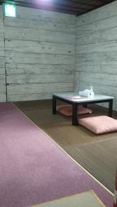 uma mesa num quarto com uma parede em はんこＩＮＮ お城のアパート Hanko INN Private aparments nearby castle em Matsumoto