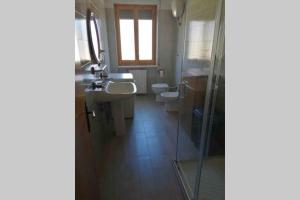 オルトーナにあるVilletta Giardino degli Uliviのバスルーム(シンク2台、シャワー、トイレ2つ付)