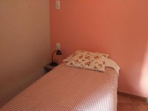 um quarto com uma cama com uma almofada em casa sampietro 2 em Alquézar