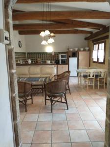 a kitchen and dining room with a table and chairs at Gîte Ciel Bleu Château d'Allemagne En Provence in Allemagne-en-Provence